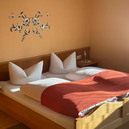 Gaestehaus Krone Estalagem Holzkirchen (Wurzburg)