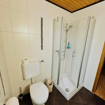宾馆 Gaestehaus Krone Holzkirchen (Wurzburg)